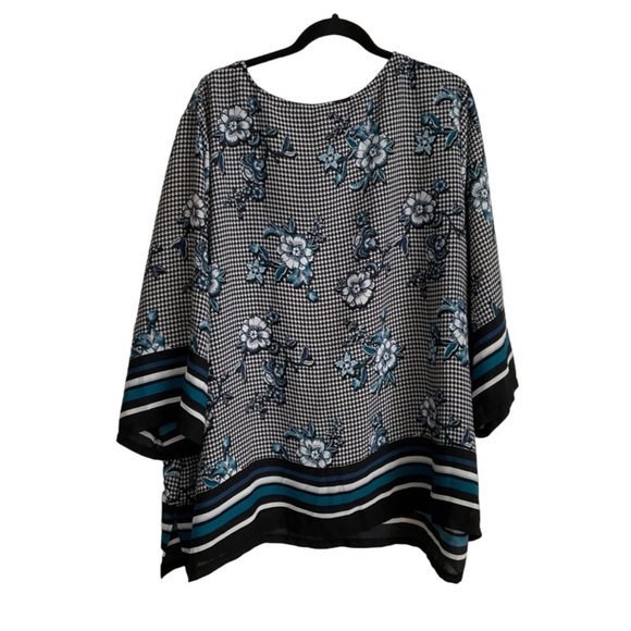 Avenue Woman’s Multi Color Floral With Stripe Trim Blouse Size 26/28 Scoop Neck - Picture 2 of 6